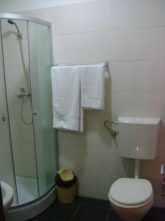 Hotel Babilon Boekarest Kamer foto