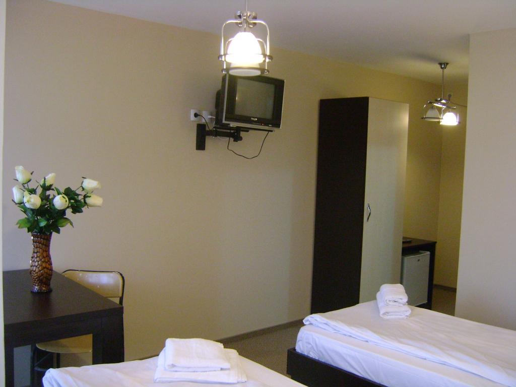 Hotel Babilon Boekarest Kamer foto